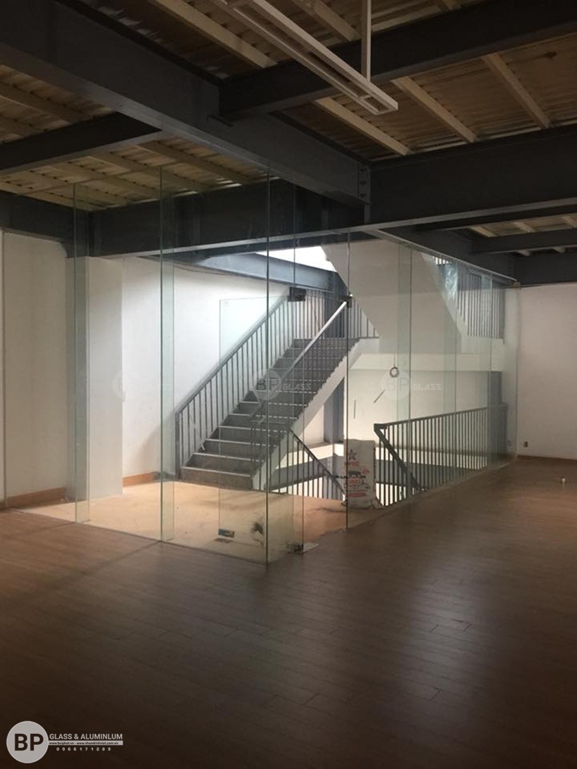 Thi công hoàn thiện vách ngăn kính văn phòng Showroom Rita Võ Depot